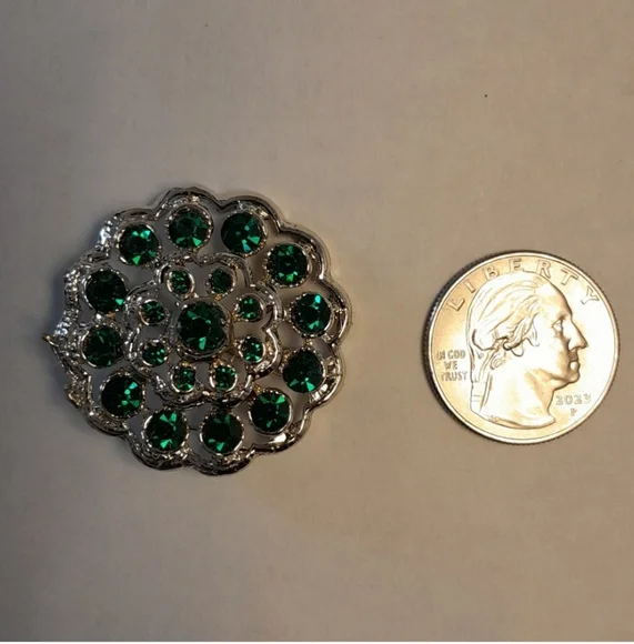Elegant Green and Silver Floral Brooch - Picture 2 of 4